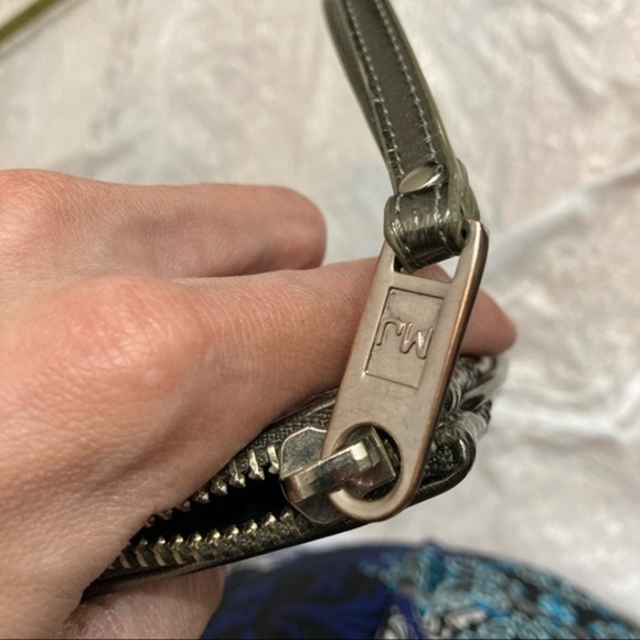 Marc jacobs metallic quilted wristlet bag
